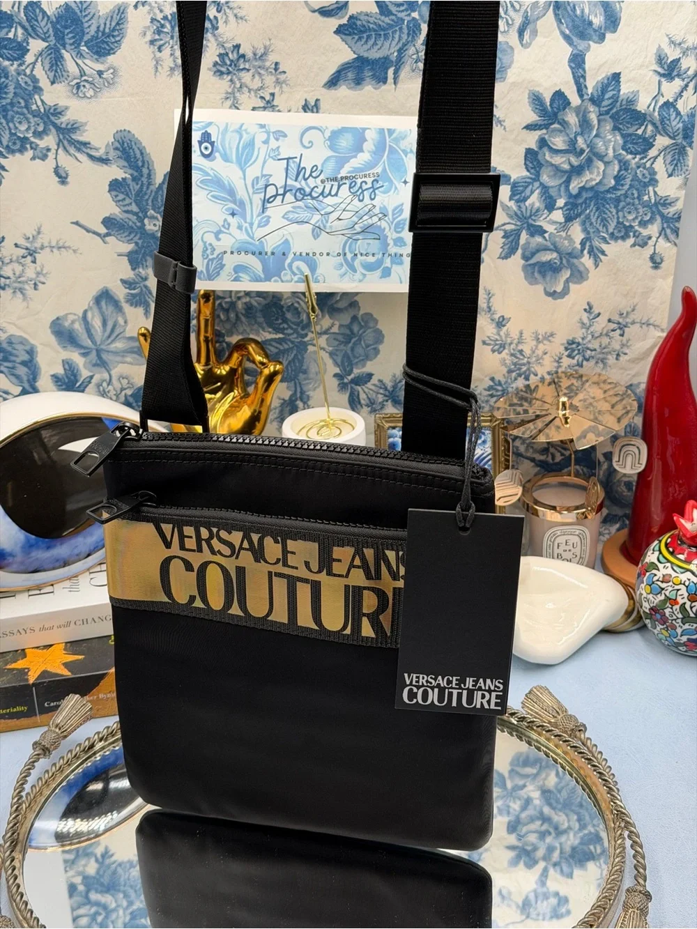 🆕 VERSACE JEANS COUTURE 🧿 NWT Logo Crossbody Bag, Black & Gold *SMALL FLAW*